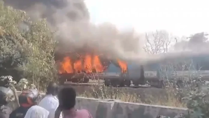 दिल्ली में ताज एक्सप्रेस ट्रेन में लगी भीषण आग, दमकल की कई गाड़ियां मौके पर.