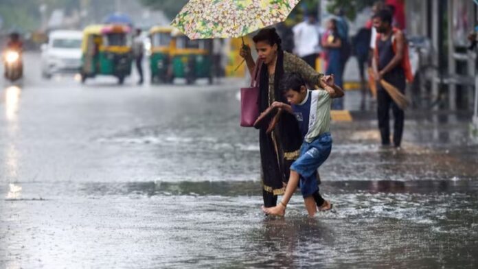 दिल्ली में बारिश से नंगे तारों की वजह से 10 दिन में गई दो लोगों की जान.