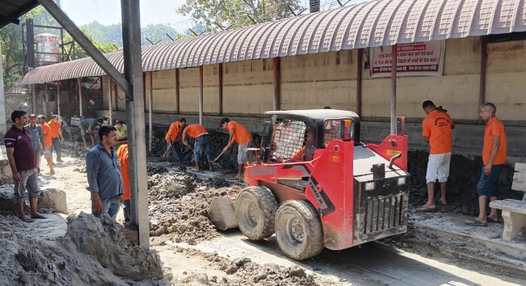 निगम बोध घाट पर उत्तराचली / पूर्वांचली भाई बहनों के दाह संस्कार के स्थान की साफ सफाई का कार्य युद्धस्तर पर जारी